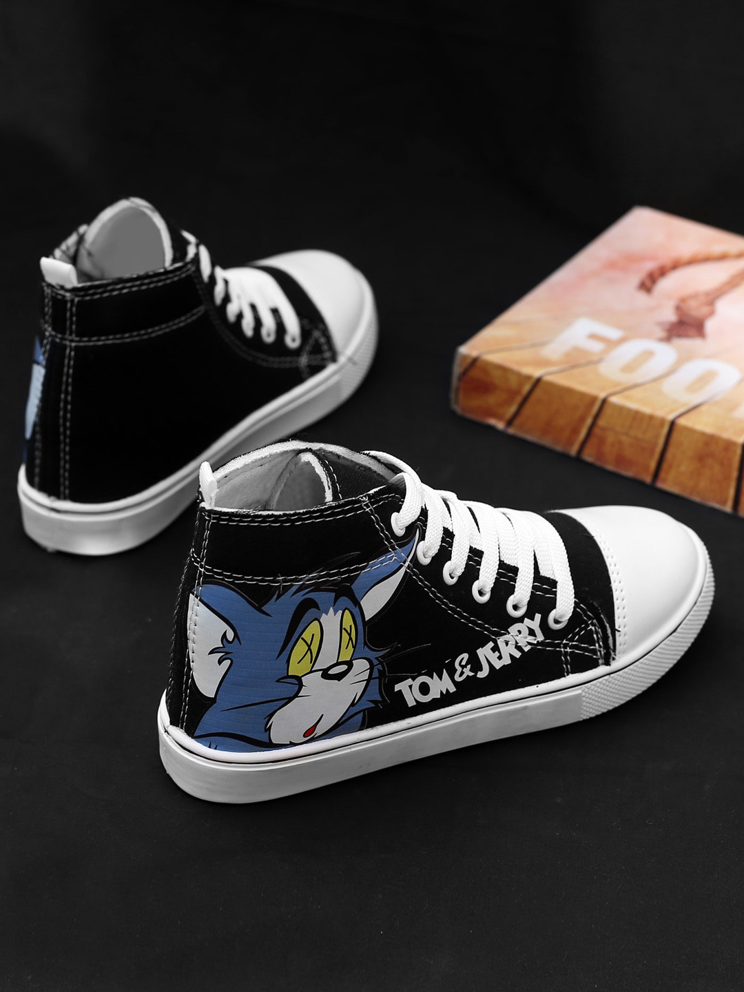 

TWIN TOES Women Tom & Jerry Printed High-Top Sneakers, Black