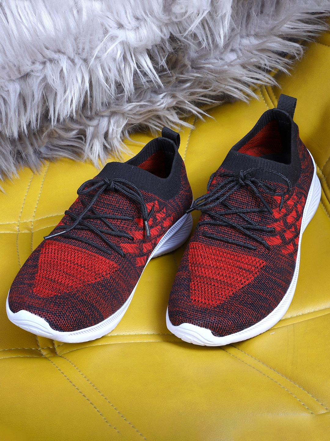 

TPENT Men Woven Design Comfort Insole Antibacterial Contrast Sole Mesh Sneakers, Red