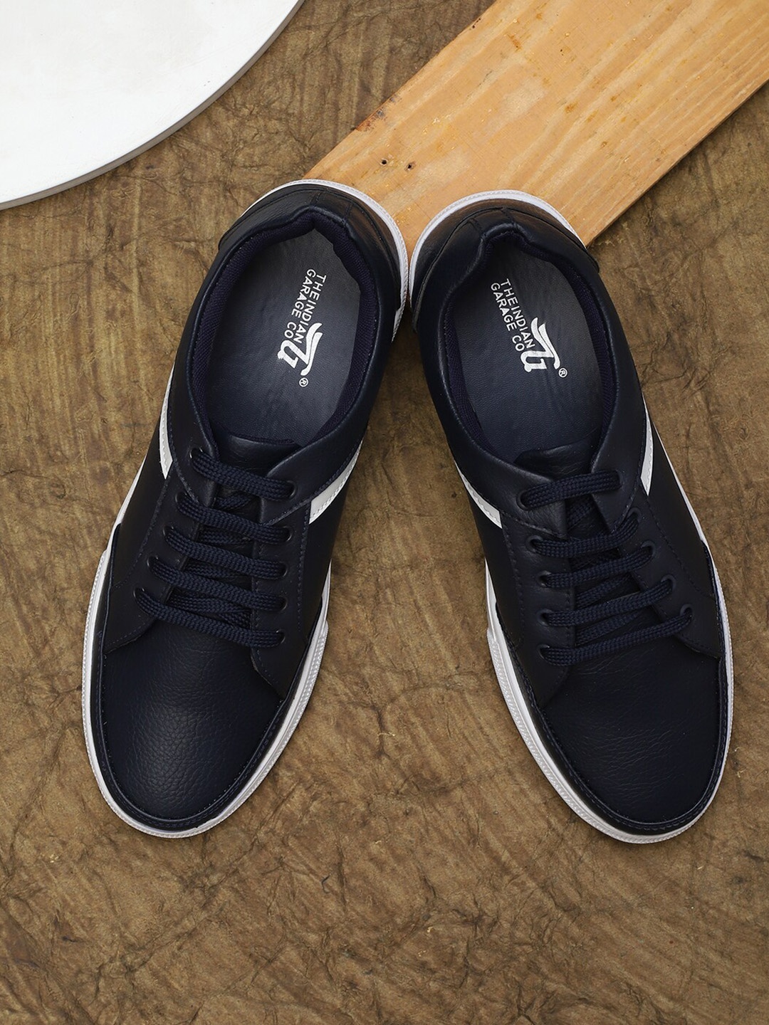 

The Indian Garage Co Men Textured Contrast Sole Sneakers, Navy blue