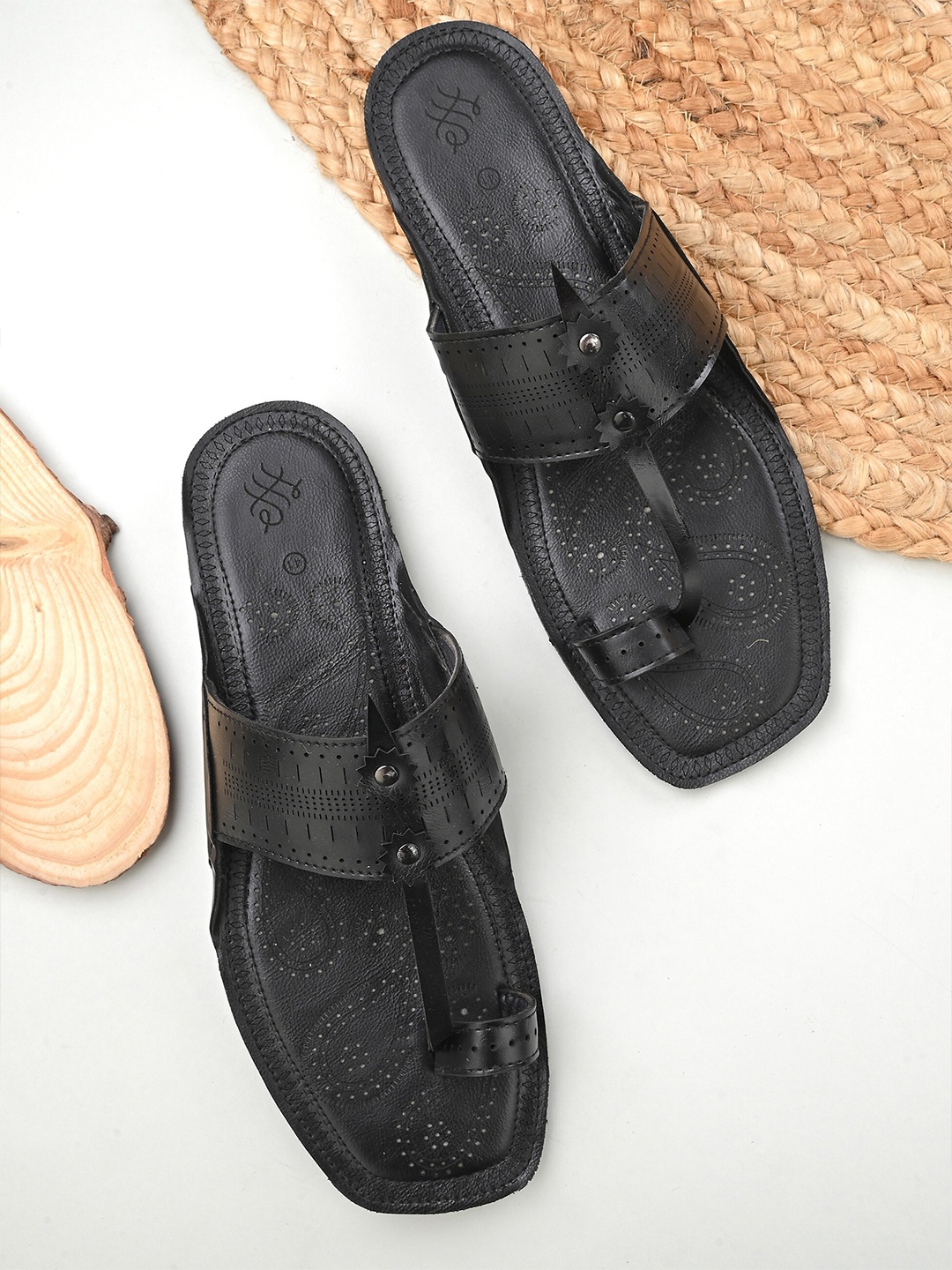 

House of Pataudi Men Textured One Toe Comfort Sandals, Black