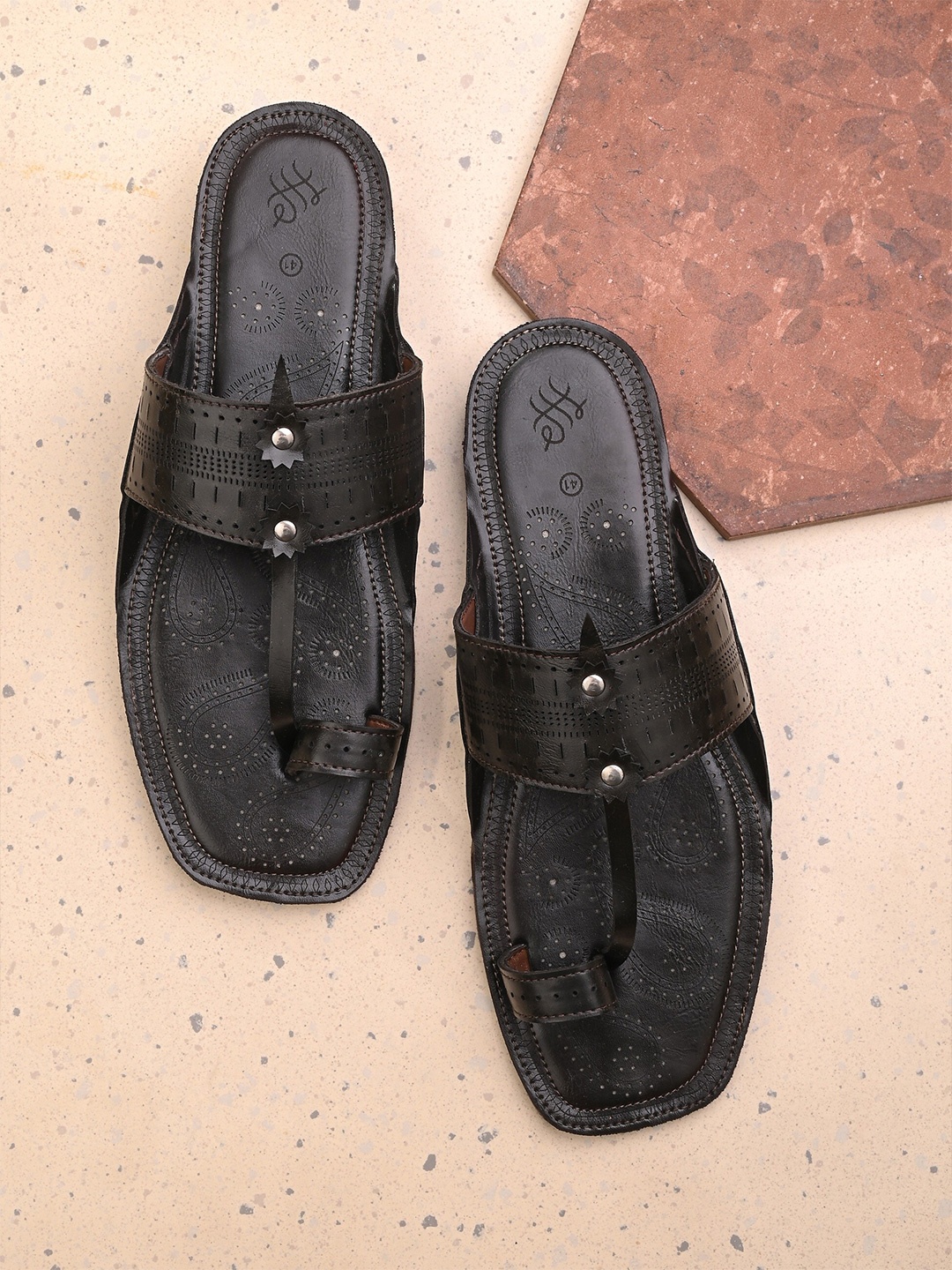 

House of Pataudi Men Textured One Toe Comfort Sandals, Black