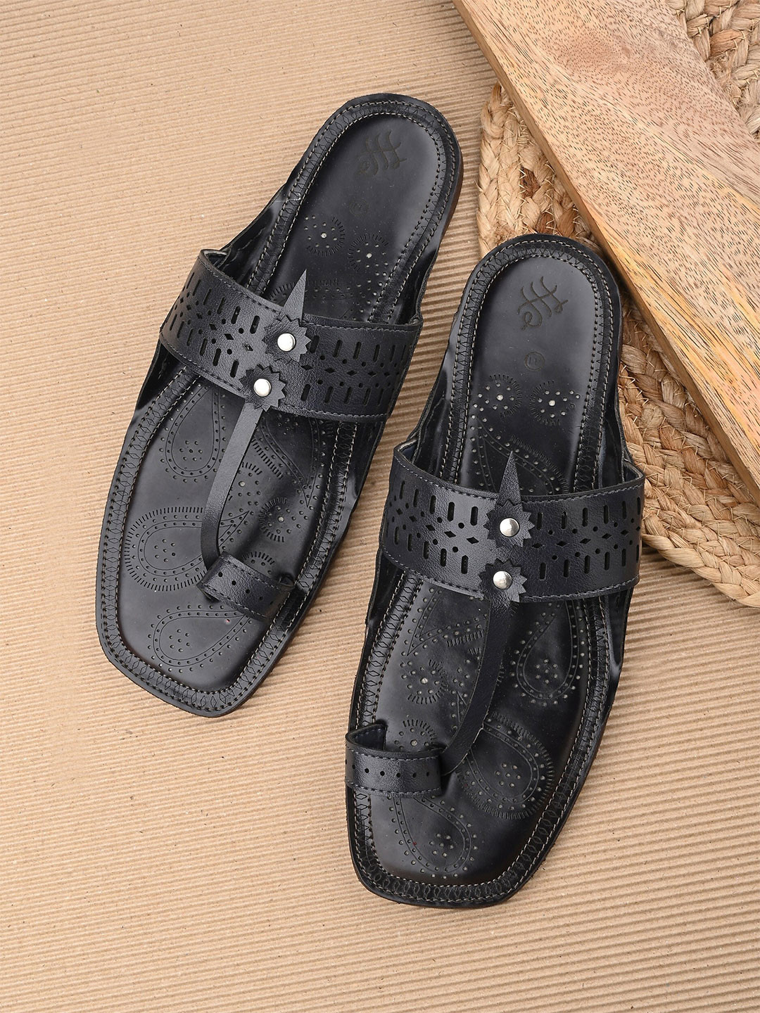 

House of Pataudi Men Textured One Toe Comfort Sandals, Black