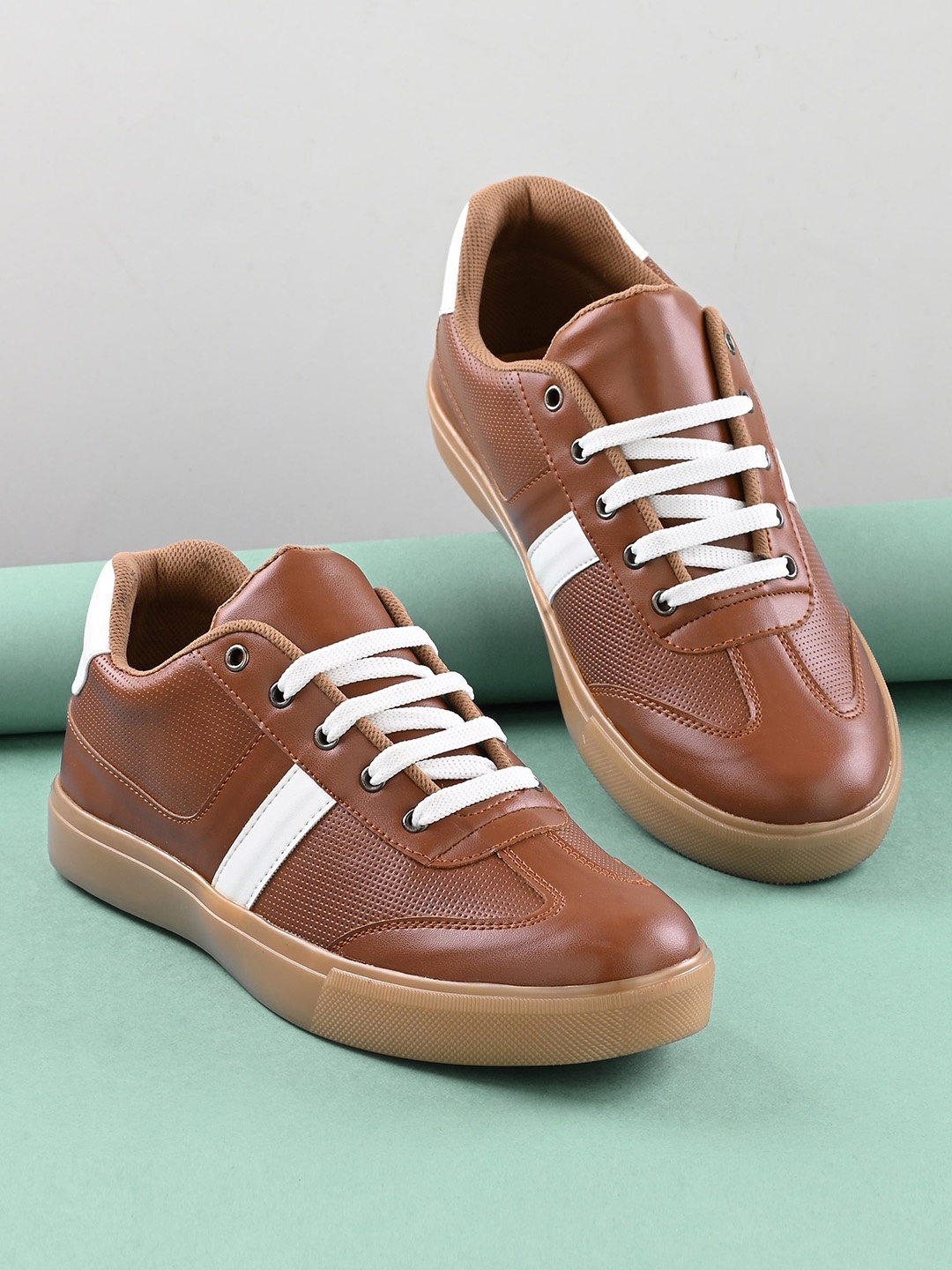 

Roadster Men Textured Lightweight Comfort Insole Contrast Sole Sneakers, Tan