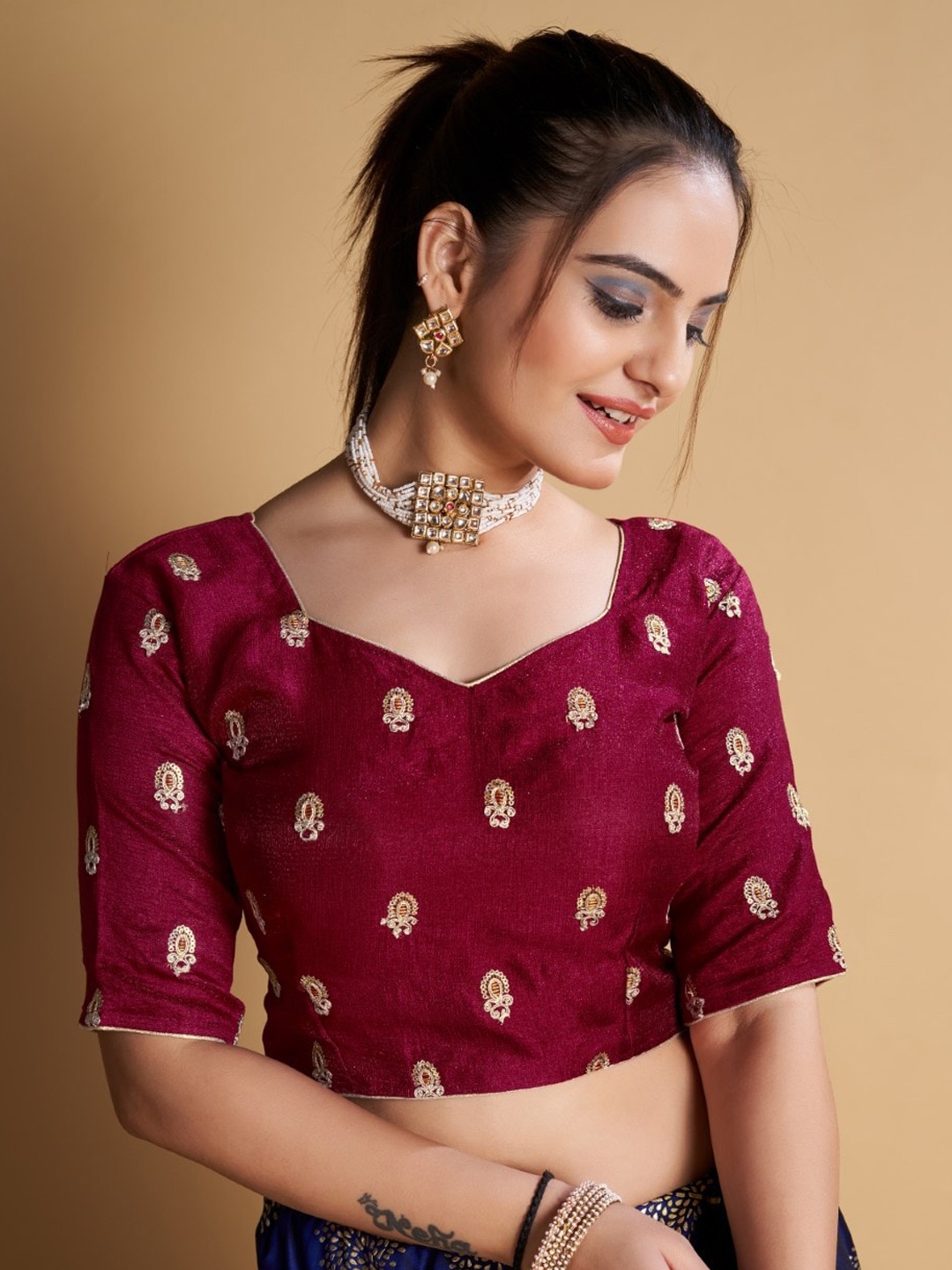 

VISHNU WEAVES Sequin & Thread Work Butti Embroidered Sweetheart Neck Padded Blouse, Maroon