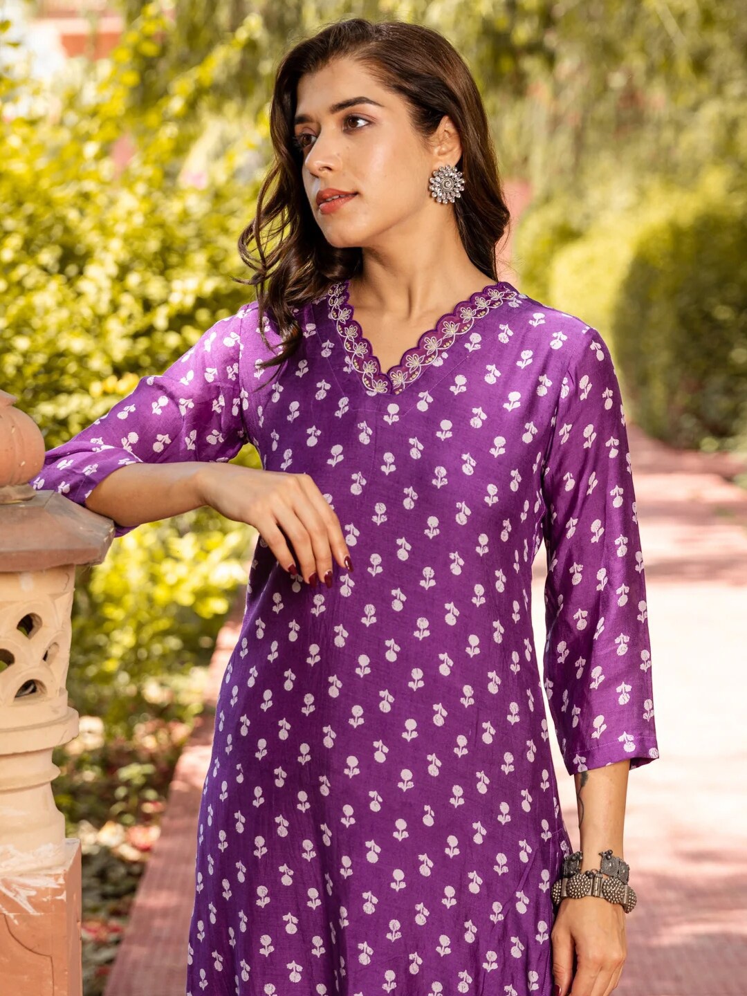 

Ambraee Floral Printed Thread Work Kurta with Trousers, Purple