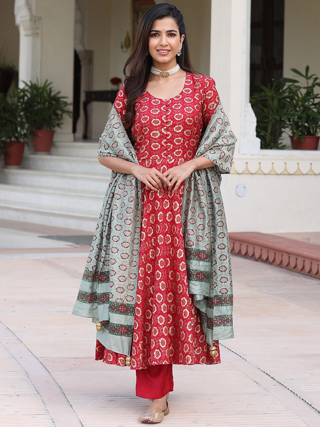 

Ambraee Floral Printed Kurta with Trousers & Dupatta, Red