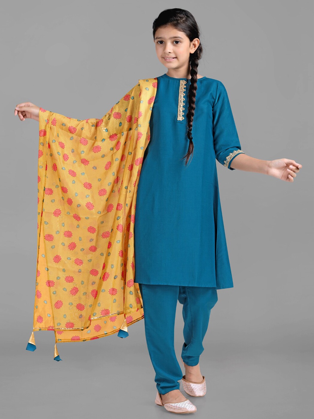 

FASHION DREAM Girls Chinnon Solid Kurta Pant And Dupatta Set, Teal