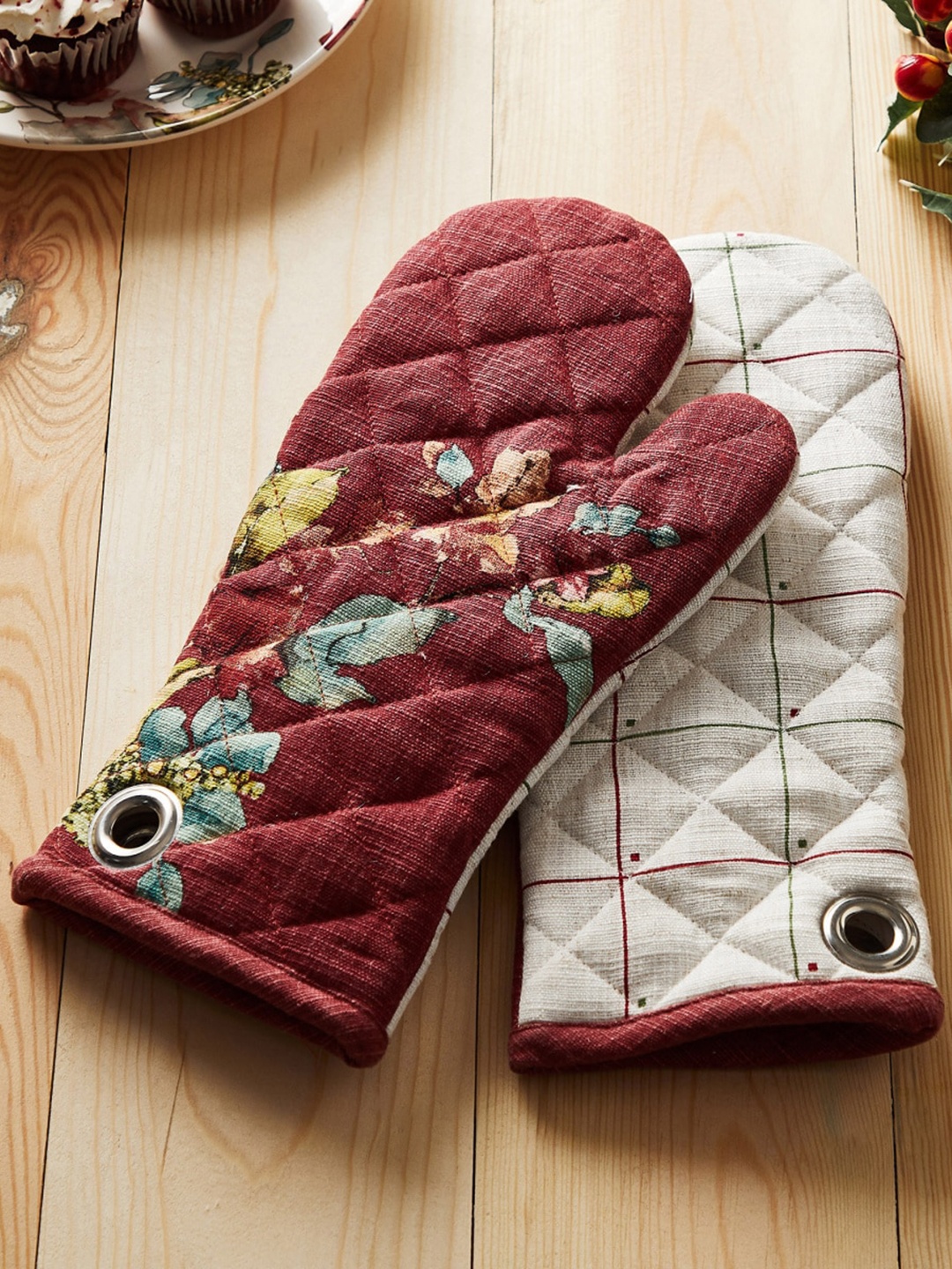 

Home Centre Carols Set Of 2 Printed Oven Mittens, Red