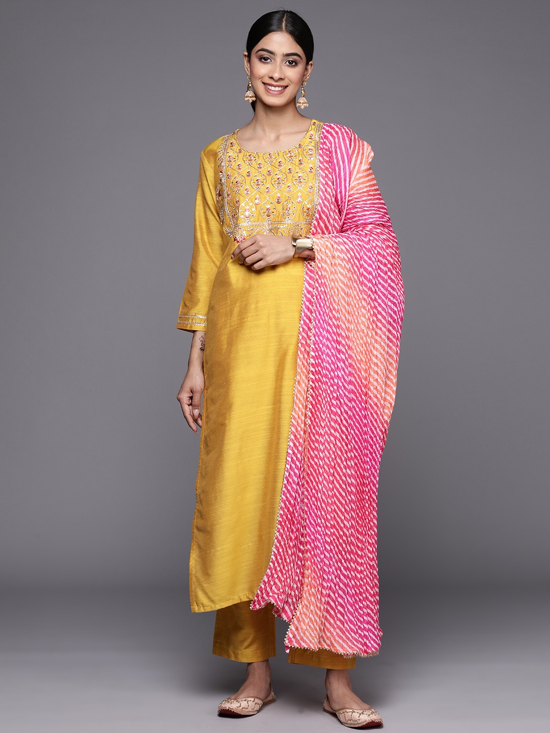 

Varanga Floral Embroidered Regular Sequinned Kurta With Trousers & Dupatta, Yellow