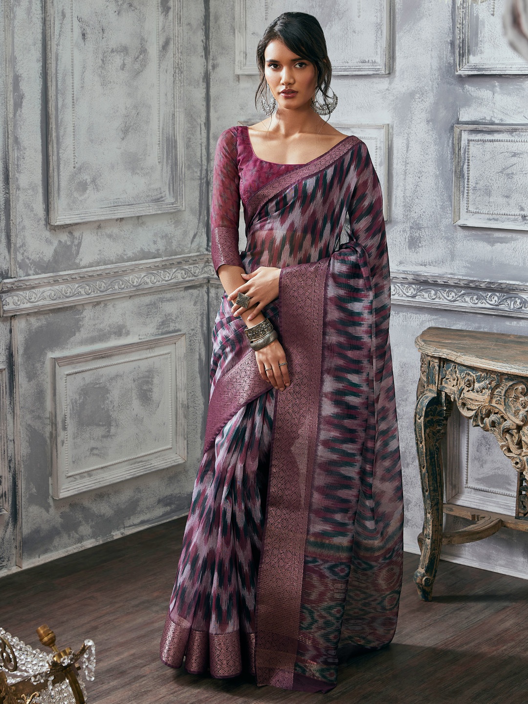

Soch Abstract Zari Silk Blend Tussar Saree, Burgundy