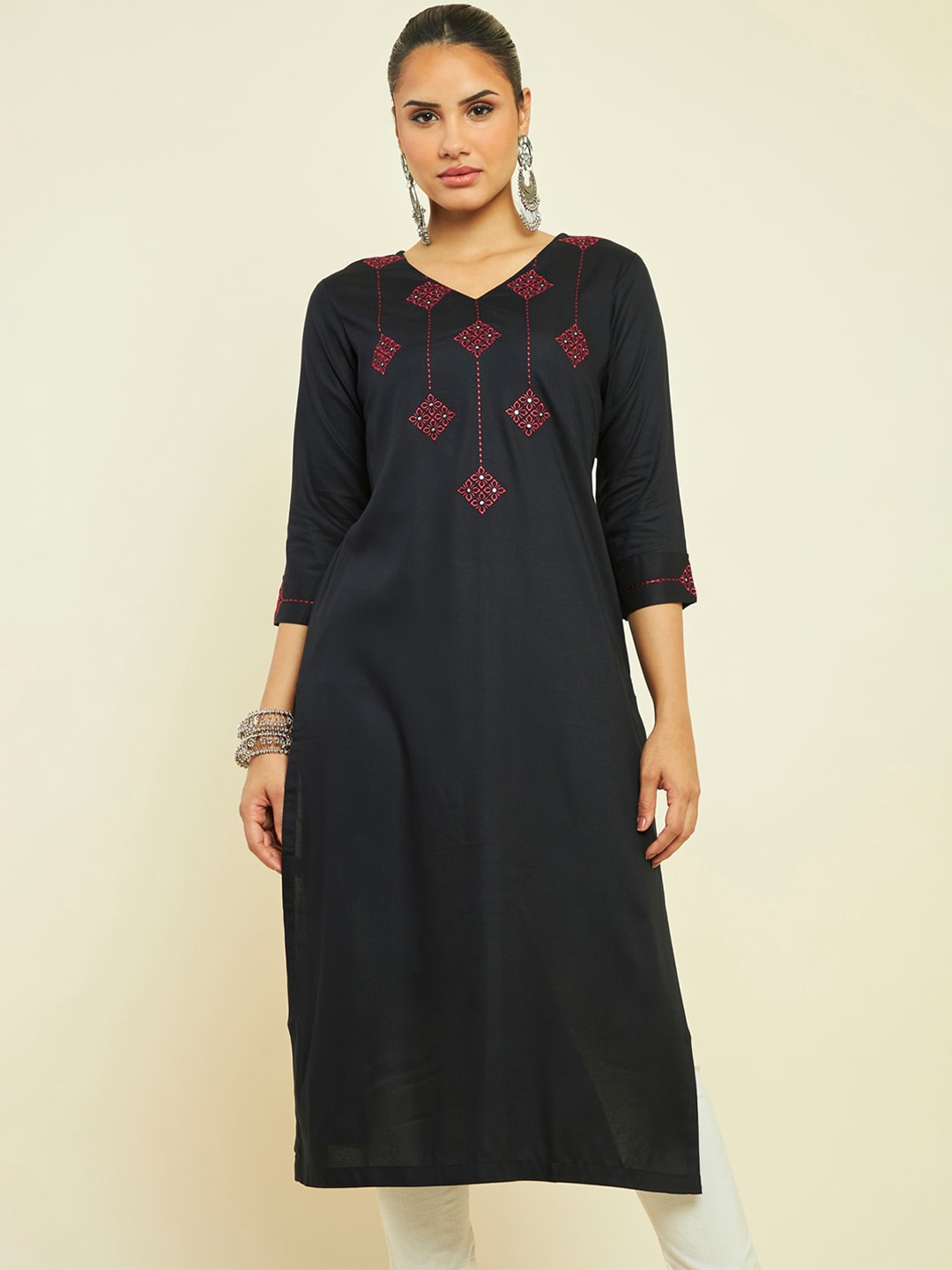 

Soch Geometric Yoke Design V Neck Thread Work Kurta, Black