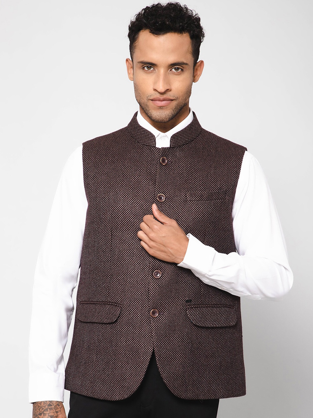 

Cantabil Solid Woven Nehru Jacket, Maroon