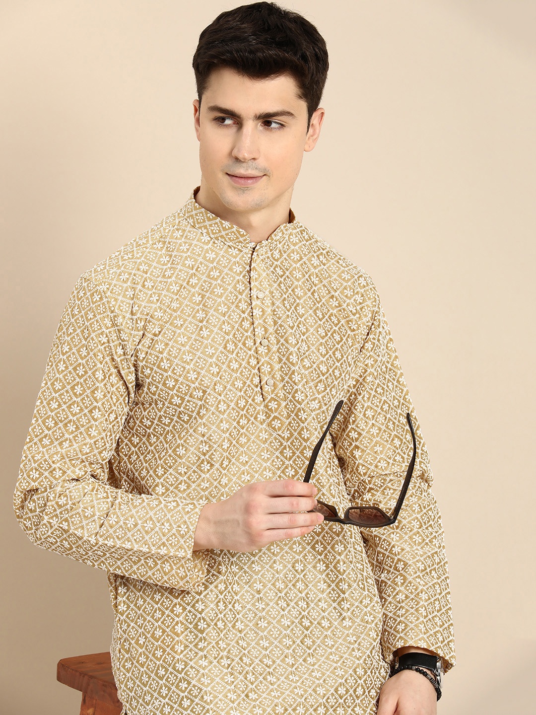 

Anouk Men Geometric Embroidered Thread Work Kurta, Cream