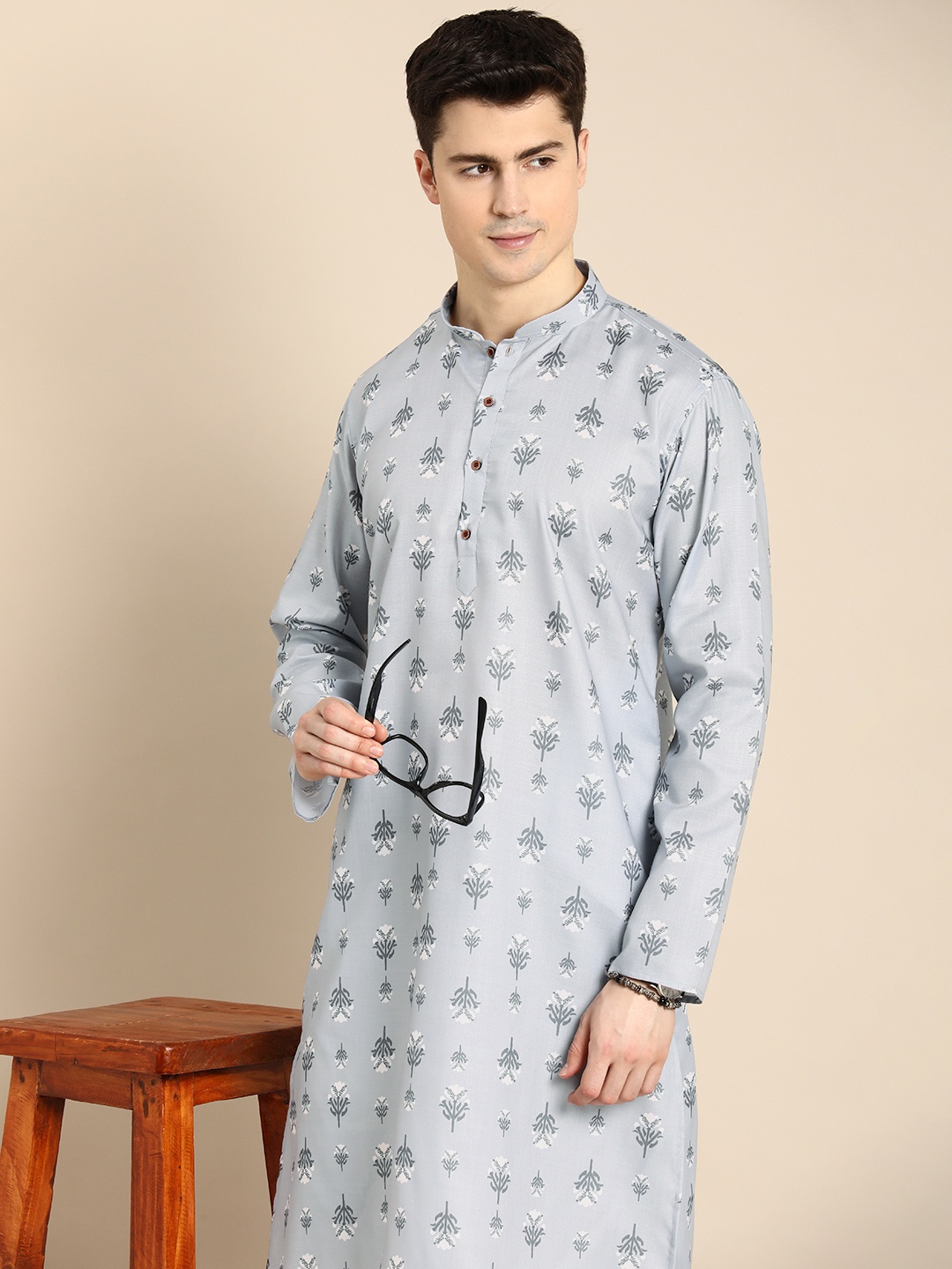 

Anouk Men Mandarin Collar Floral Printed Kurta, Grey
