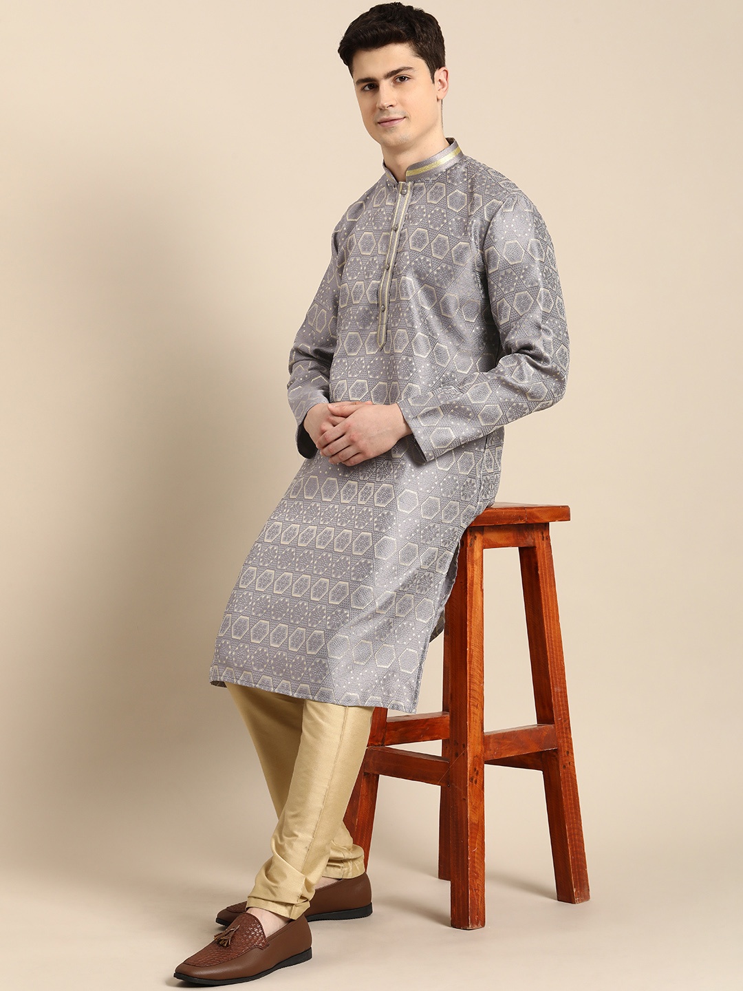 

Anouk Men Embroidered Kurta, Grey