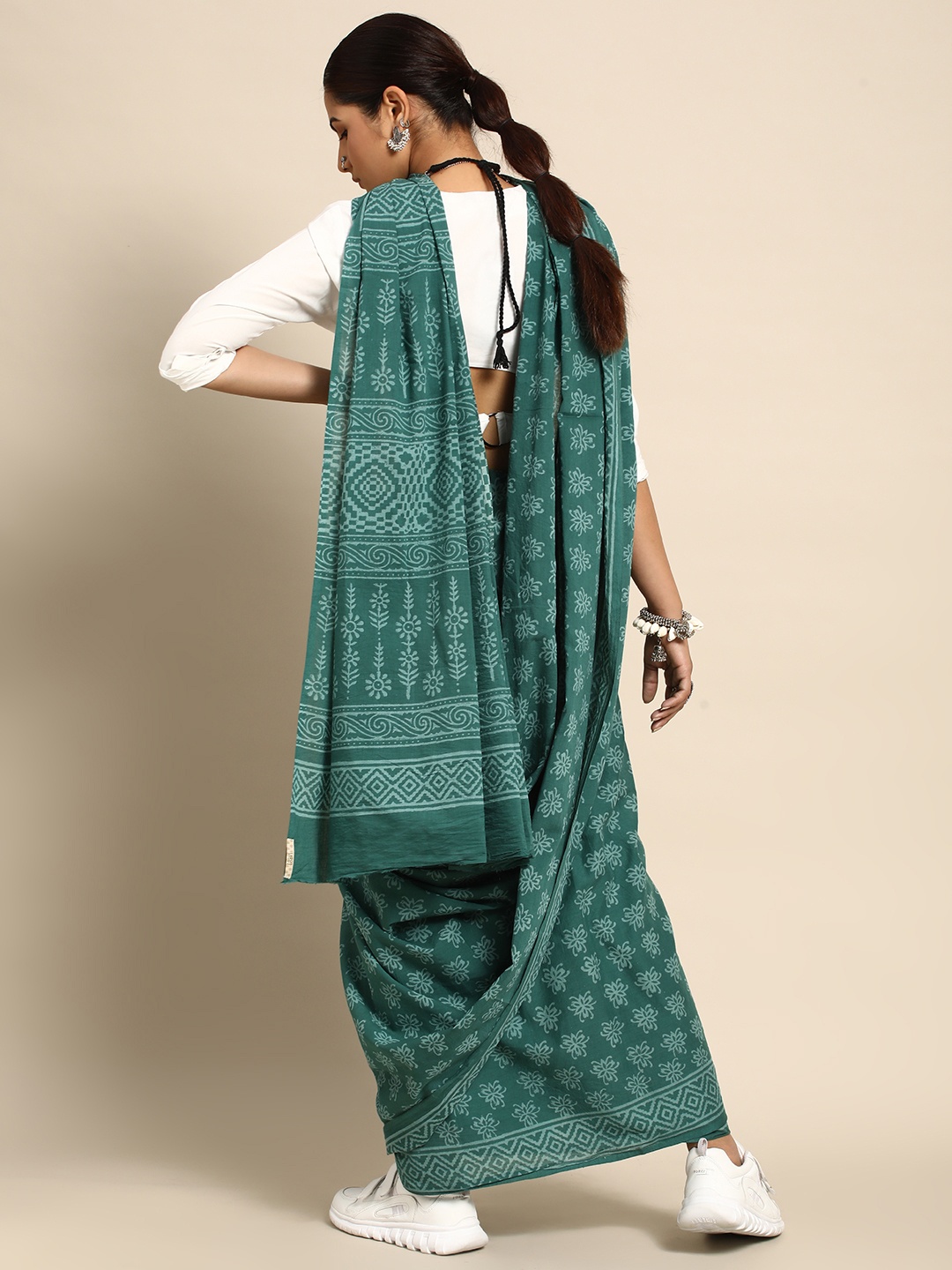 

Taavi Ethnic Motifs Printed Pure Cotton Bagru Saree, Green