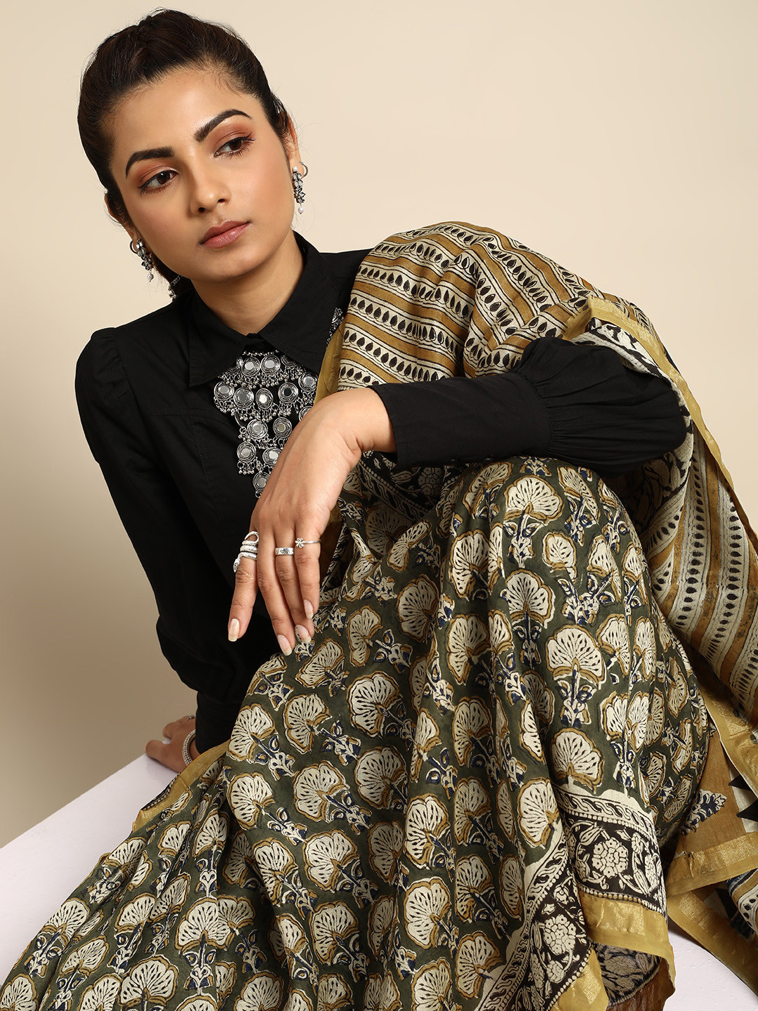 

Taavi Floral Pure Cotton Ready To Wear Bagru Saree, Grey