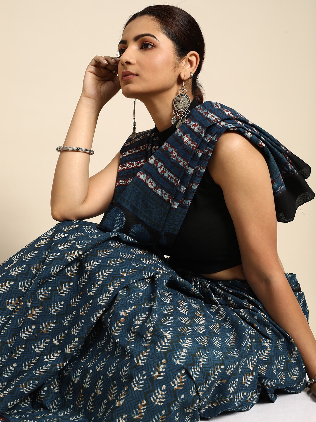 

Taavi Ethnic Motifs Printed Pure Cotton Saree, Navy blue