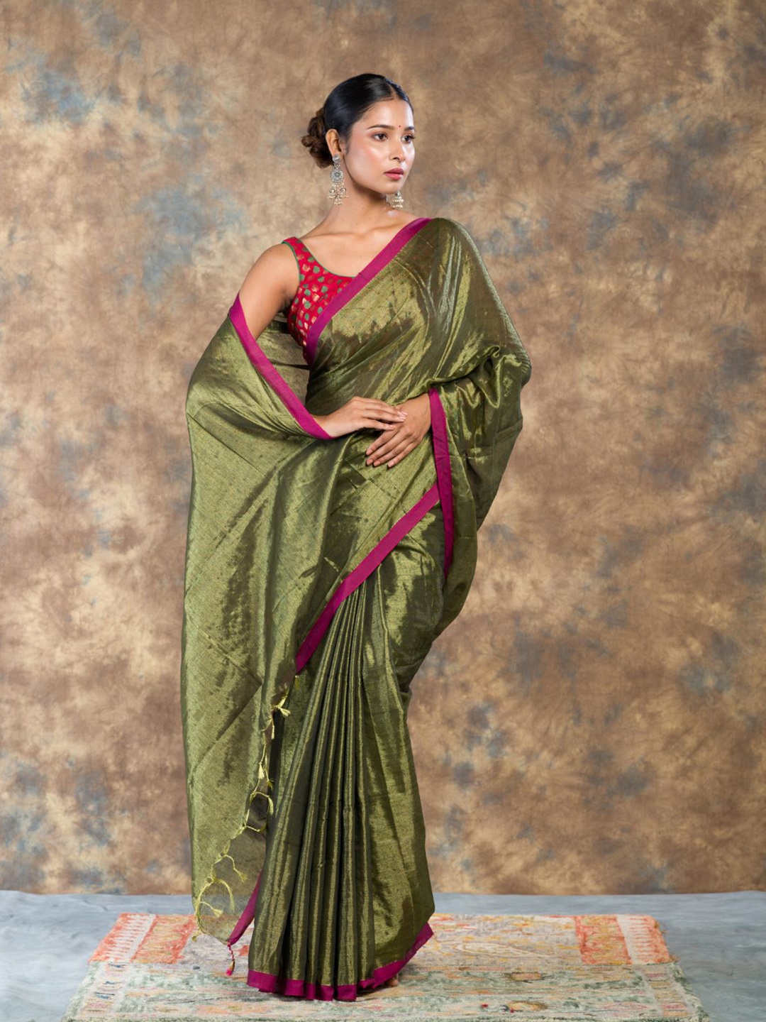 

HERE&NOW Linen Blend Saree With Contrasting Blouse, Green