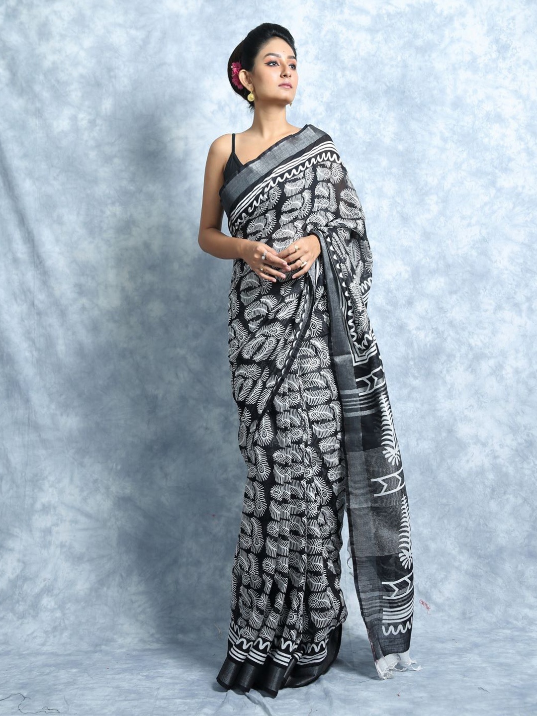 

HERE&NOW Zari Linen Blend Abstract Block Printed Saree With Tassels, Black