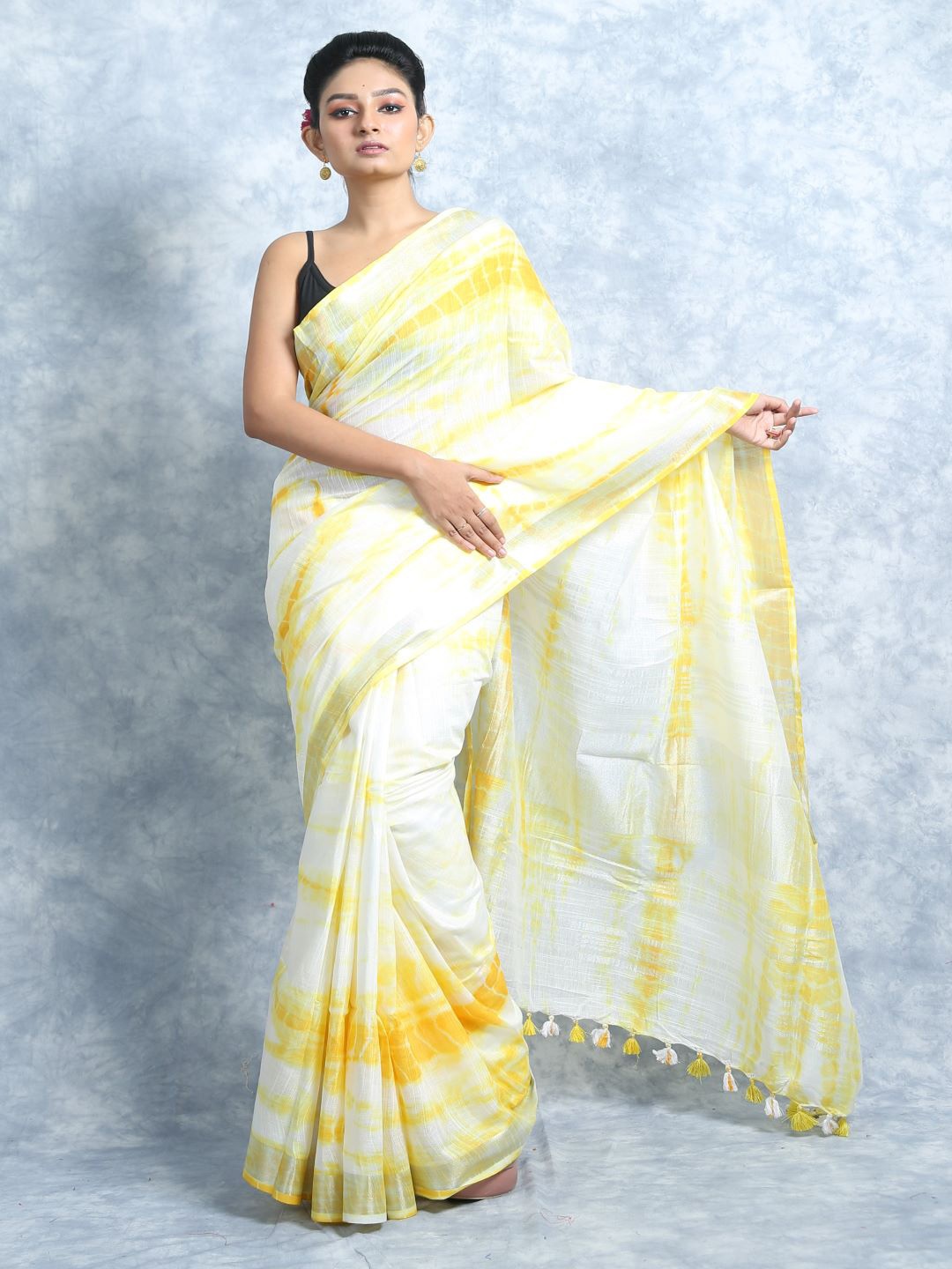 

HERE&NOW Tie and Dye Linen Blend Bhagalpuri Saree With Tassel, White
