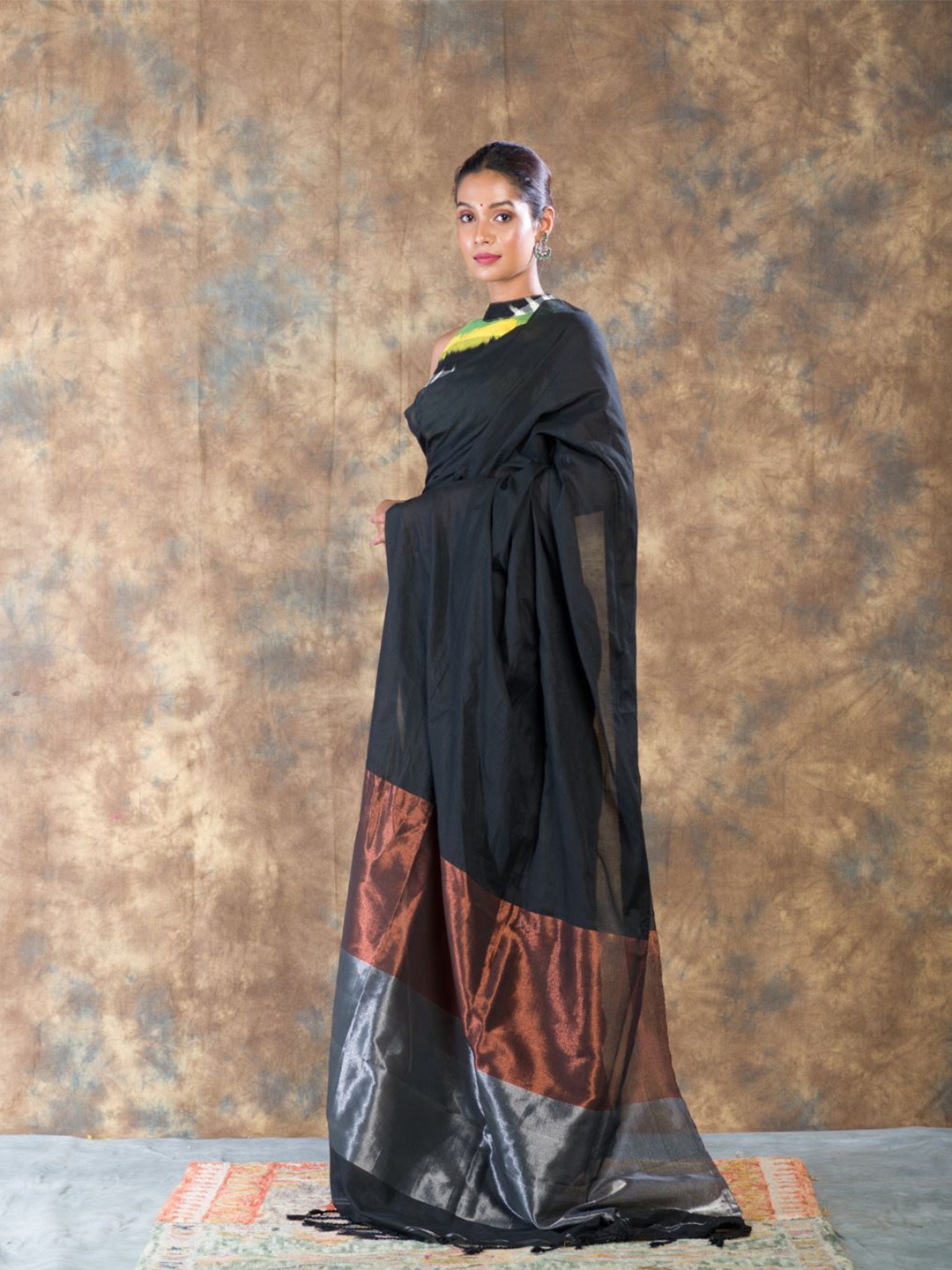 

HERE&NOW Black & Gold-Toned Saree