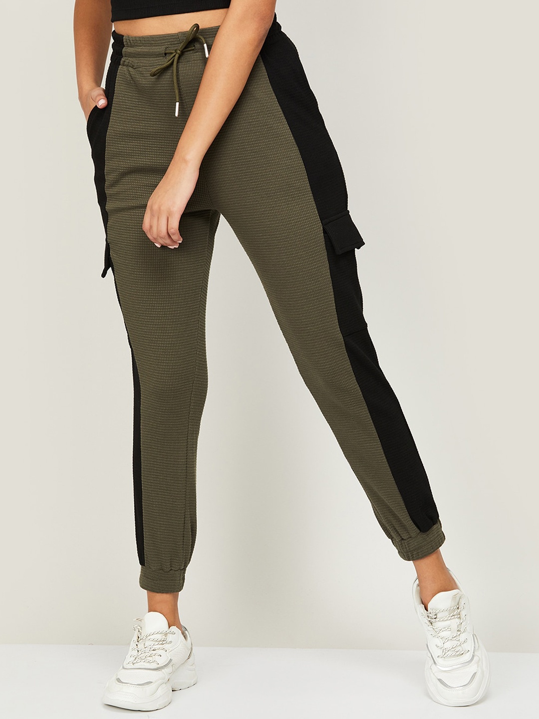 

Ginger by Lifestyle Women Colourblocked Joggers, Green