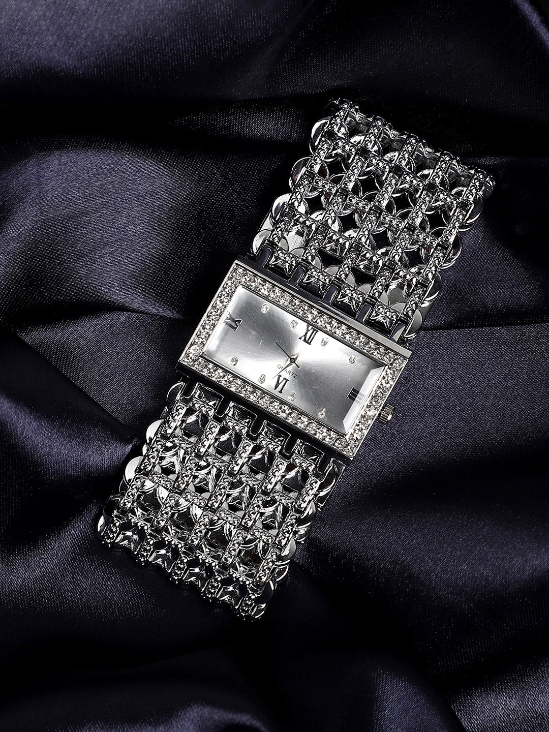 

HAUTE SAUCE by Campus Sutra Women Bracelet Style Straps Analogue Watch SS23_HSWC1070, Silver