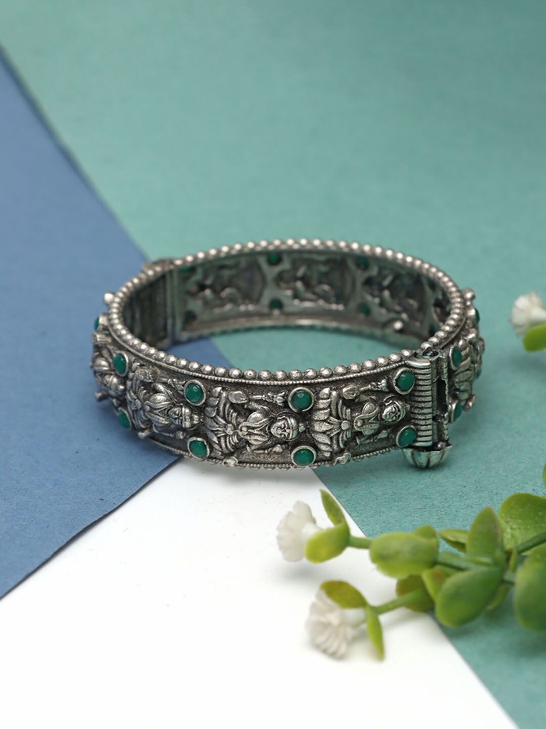 

Ozanoo Silver-Plated Stone-Studded Laxmi Bangle, Green