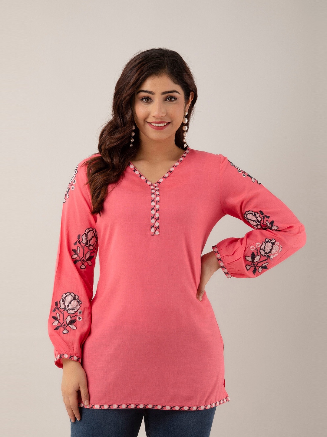

Charu Geometric Embroidered V-Neck Regular Kurti, Peach
