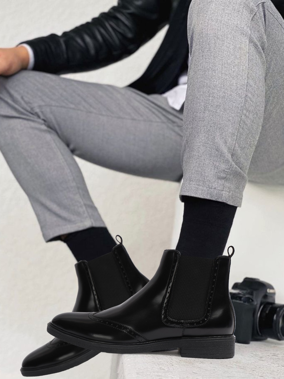 

Carlton London Men Mid Top Block Heel Chelsea Boots, Black