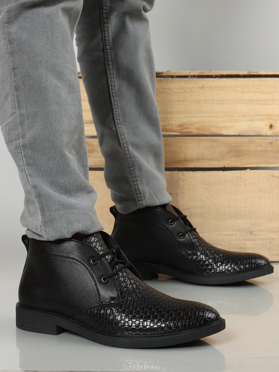 

Carlton London Men Textured Round Toe Mid-Top Derbys, Black