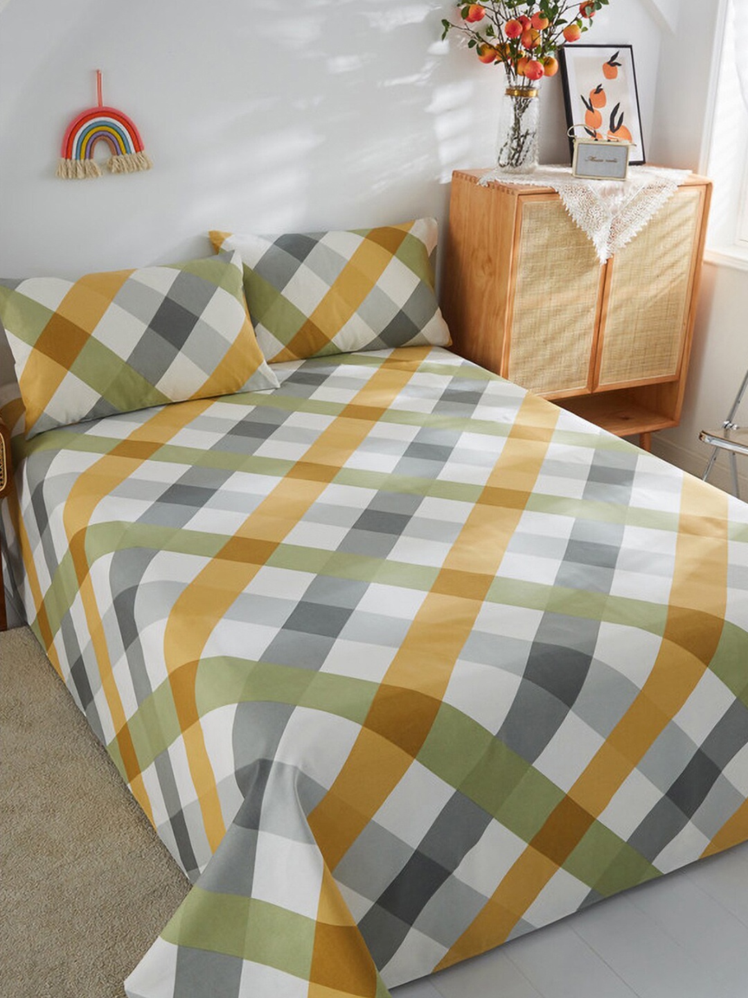 

JC Collection White & Green Geometric 186 TC Pure Cotton King Bedsheet & 2 Pillow Covers
