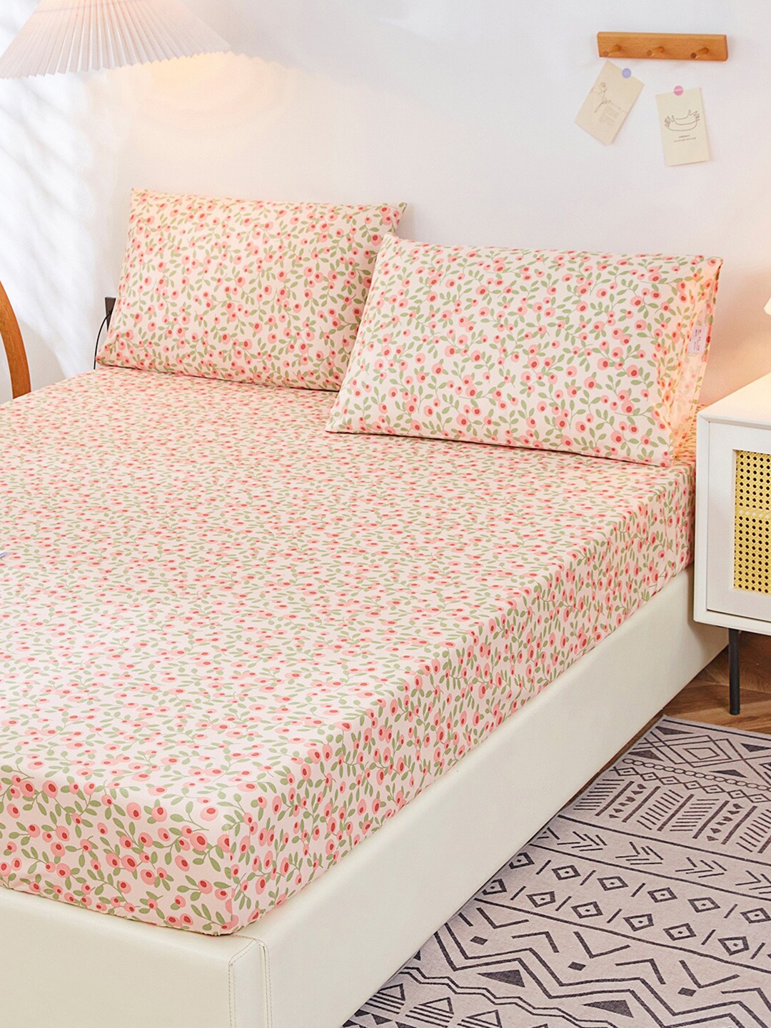

JC HOME Peach-Coloured & Green Floral 200 TC Fitted Queen Bedsheet & Pillow Covers