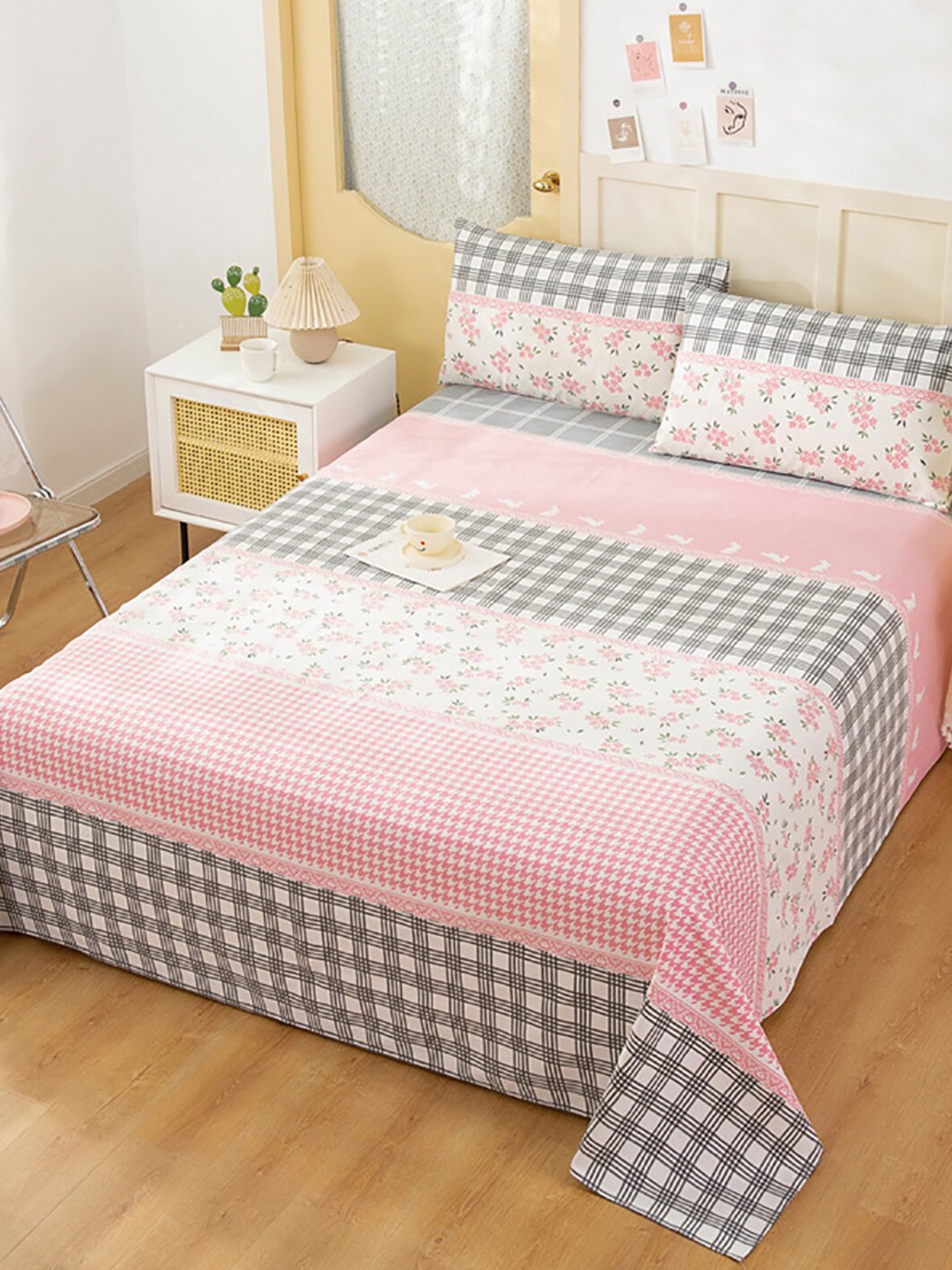 

JC HOME Pink & White Floral 186 TC Cotton Queen Bedsheet & Pillow Covers