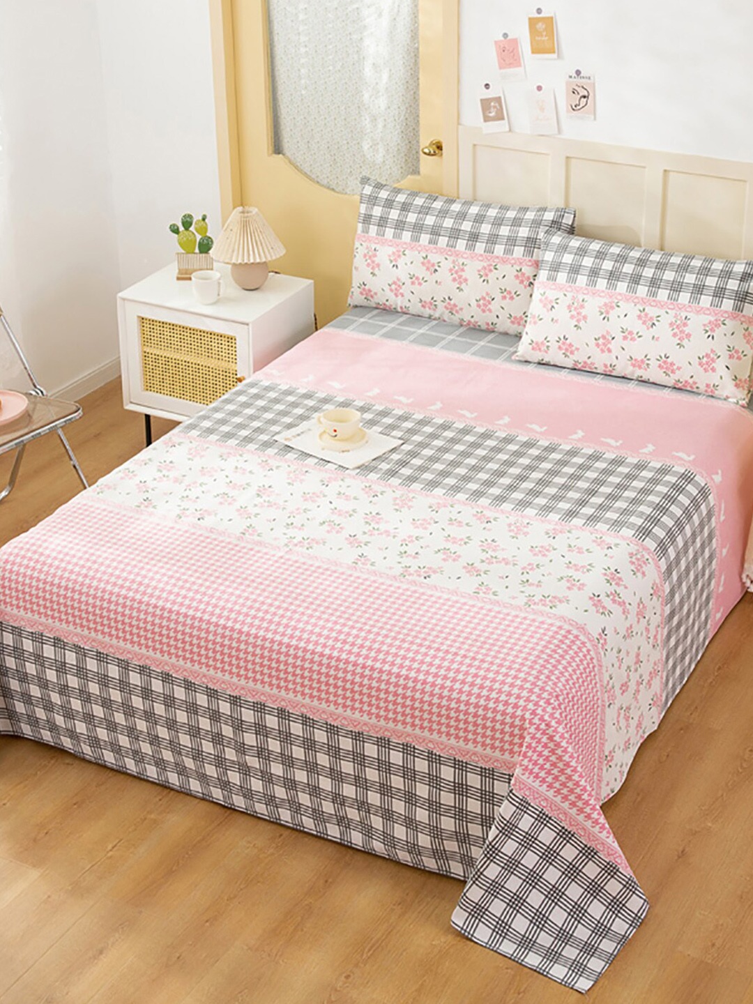 

JC HOME Pink & White Floral 186 TC Cotton King Bedsheet & Pillow Covers