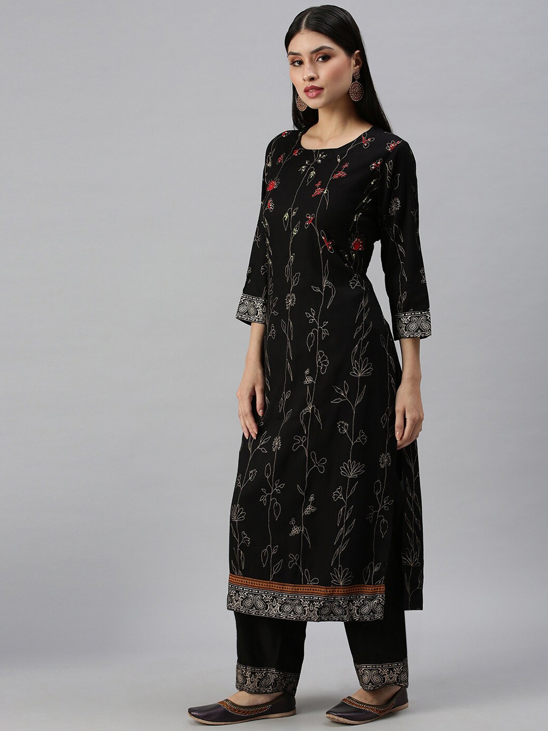 

SHOWOFF Floral Printed Thread Work Foil Kurta with Trousers, Black