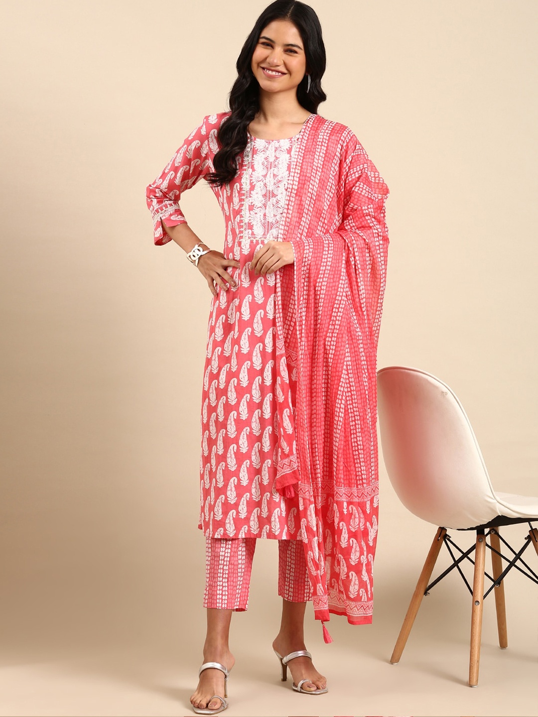 

SHOWOFF Paisley Printed Thread Work Batik Straight Kurta With Trousers & Dupatta, Pink