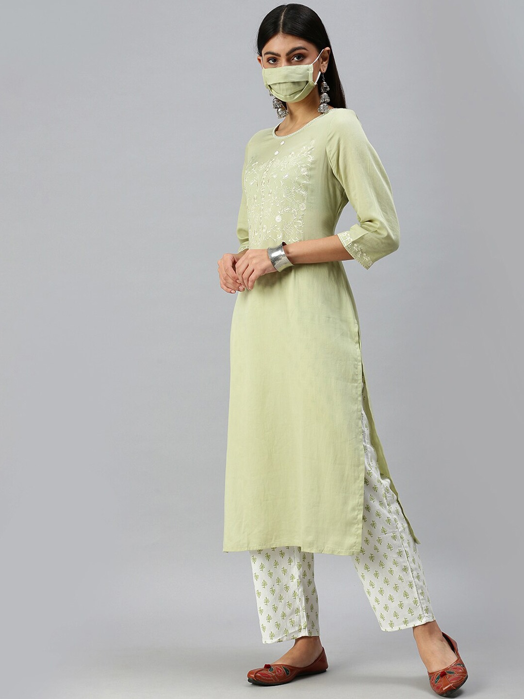 

SHOWOFF Floral Embroidered Thread Work Straight Kurta With Trousers, Olive