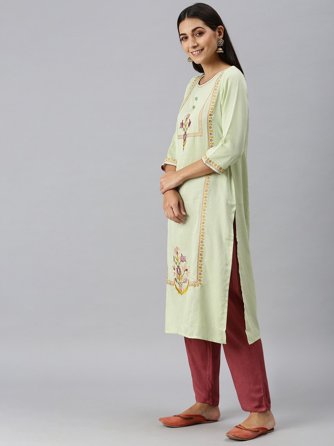 

SHOWOFF Floral Embroidered Thread Work Kurta with Trousers, Green