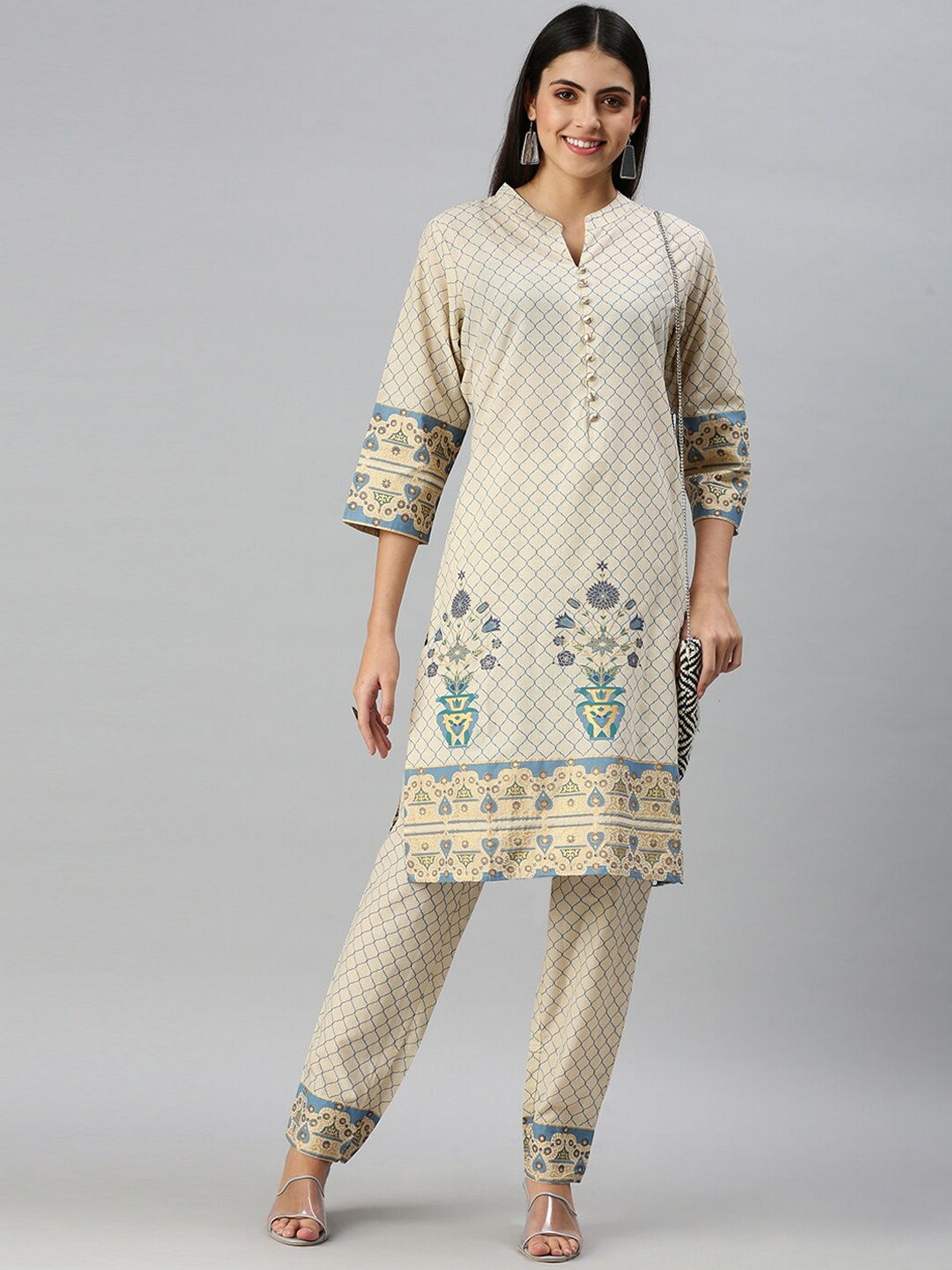 

SHOWOFF Mandarin Collar Ethnic Motifs Printed Foil Kurta with Trousers, Cream