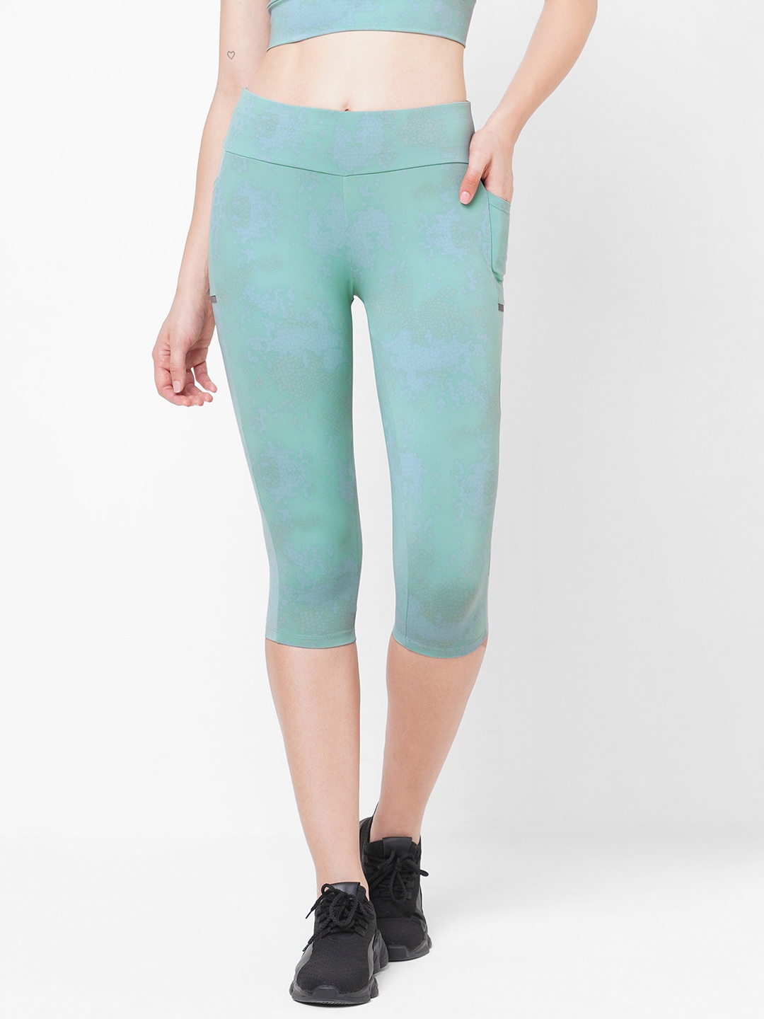 

LAASA SPORTS Women Printed Mid-Rise Slim Fit Sports Capris, Green