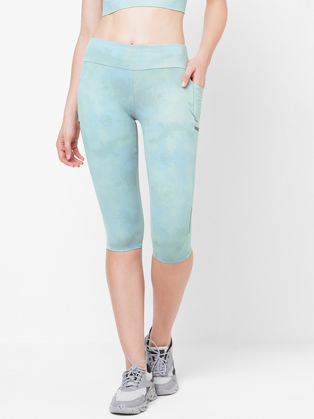 

LAASA SPORTS Women Printed Mid-Rise Slim Fit Sports Capris, Green