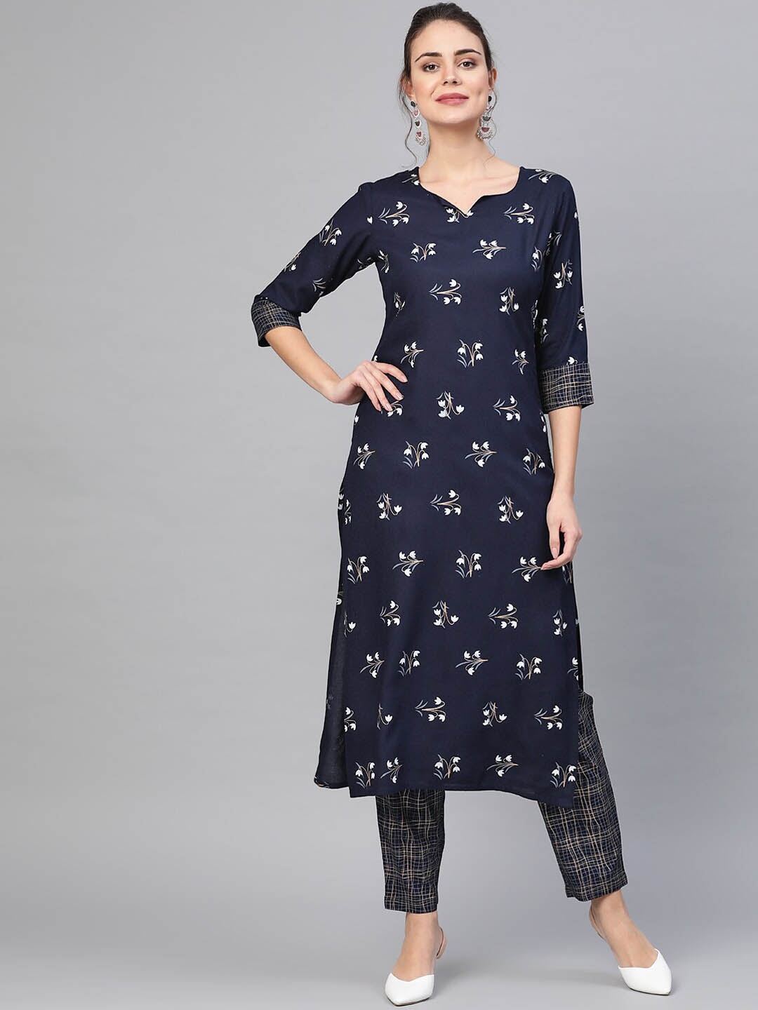 

Idalia Floral Printed Notched Neck Kurta with Trousers, Navy blue