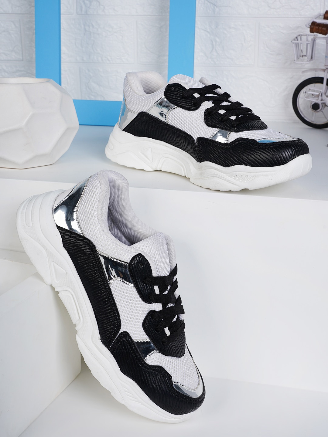 

Carlton London sports Women Colourblocked Lightweight Sneakers, White