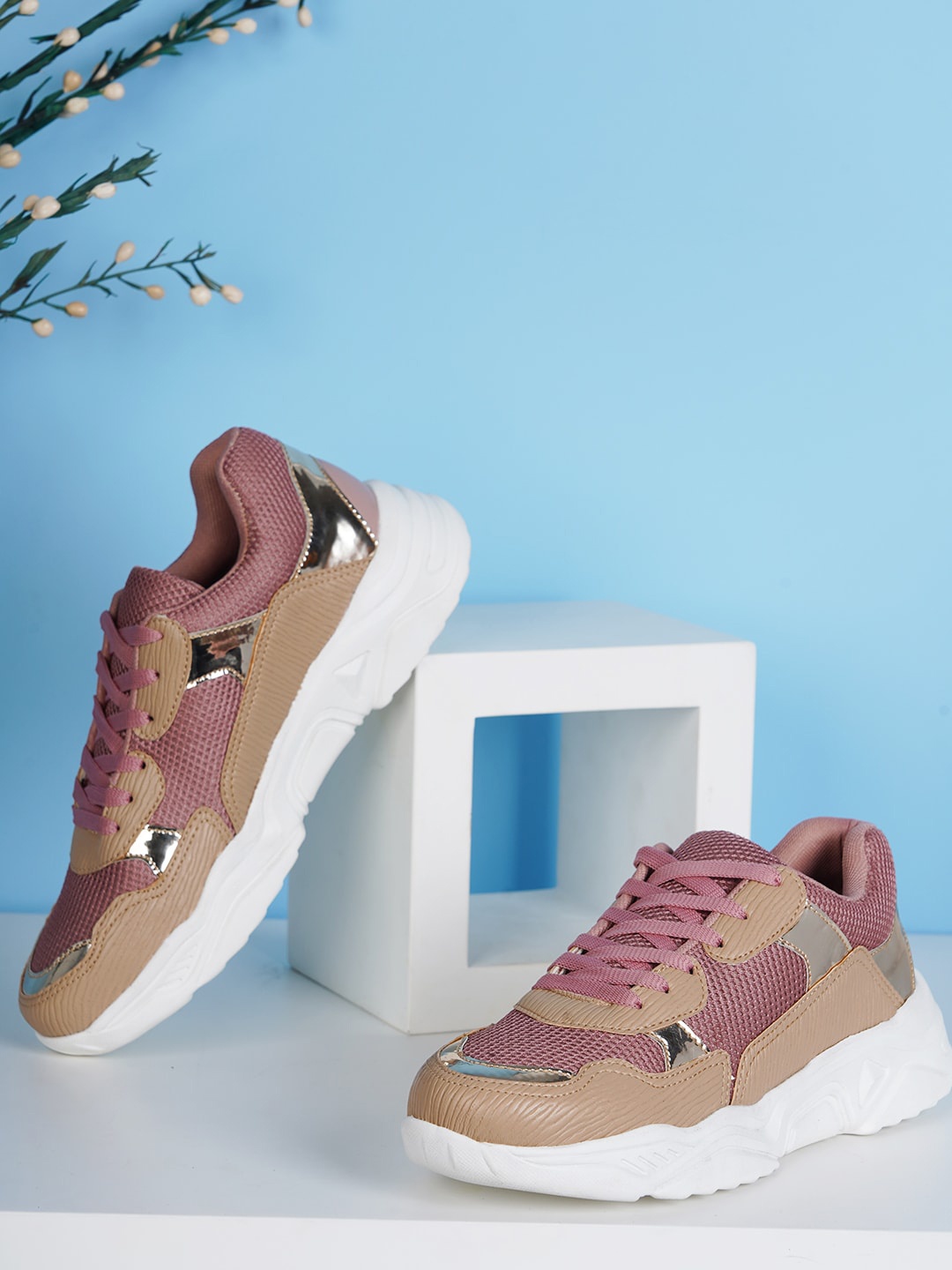 

Carlton London sports Women Colourblocked Lightweight Sneakers, Peach