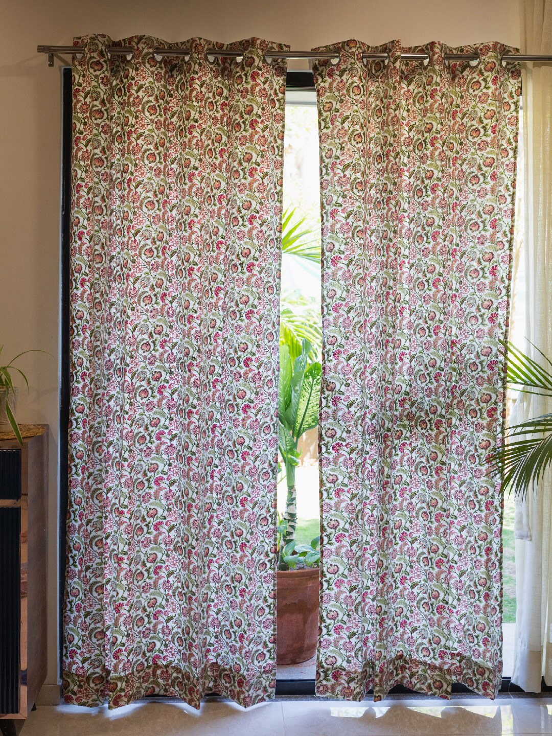 

URBAN SPACE White & Pink 2-Pieces Floral Cotton Window Curtains