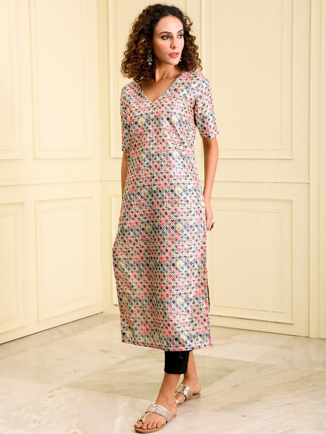 

BEATITUDE Geometric Printed V-Neck Straight Kurta, Pink