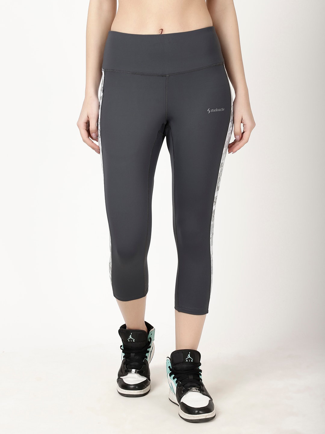 

STUDIOACTIV Women Colourblocked High Rise Skinny Fit Capris, Grey