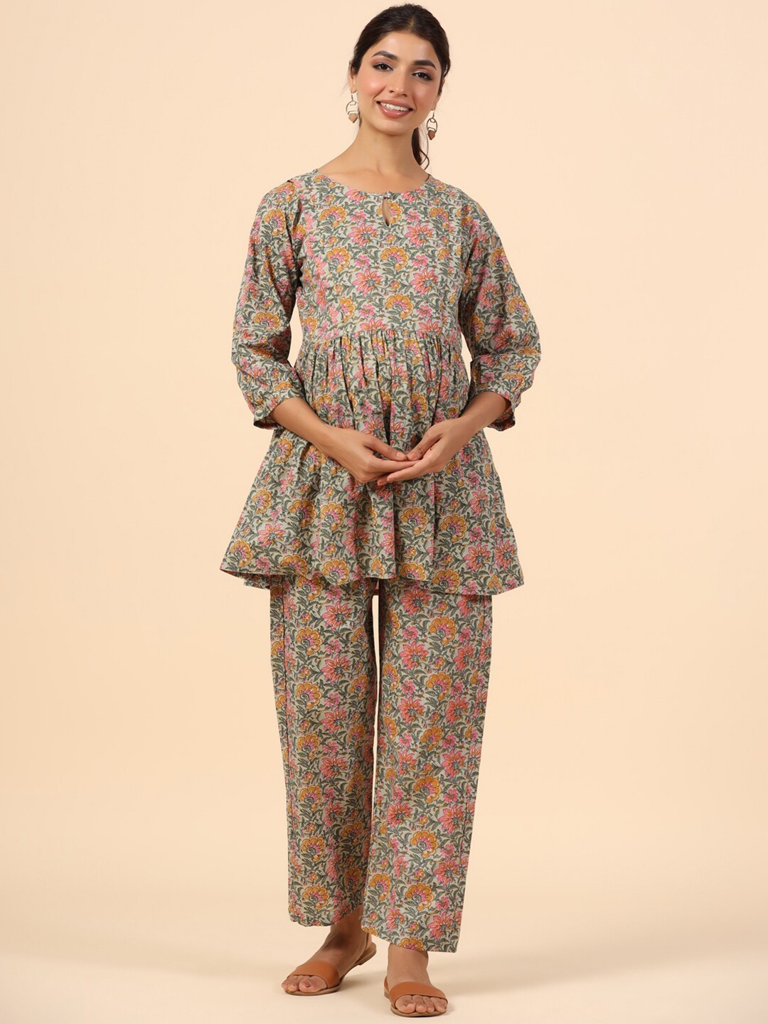 

Ikk Kudi by Seerat Floral Printed A-Line Maternity Pure Cotton Kurti with Trousers, Green